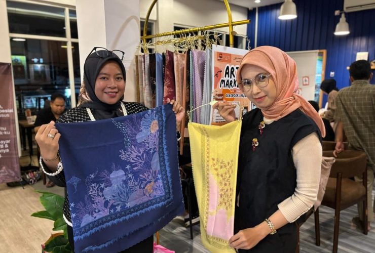 Syarifah Nur Wahidah Alkaff dan Risalina Asmarani saat memperlihatkan koleksi Serudung Banua.