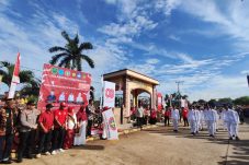 Sekretaris Kabupaten Berau, Muhammad Said, membuka karnaval budaya Kecamatan Gunung Tabur di depan panggung kehormatan, Senin (18/8/2025). (Istimewa)