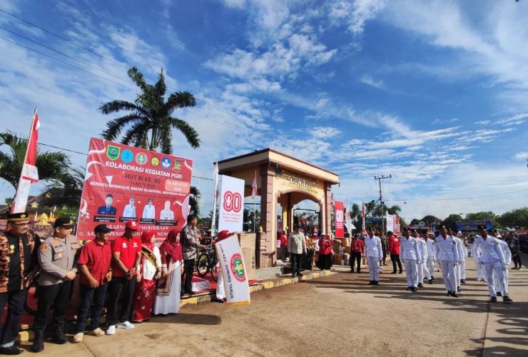 Sekretaris Kabupaten Berau, Muhammad Said, membuka karnaval budaya Kecamatan Gunung Tabur di depan panggung kehormatan, Senin (18/8/2025). (Istimewa)