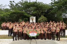 Foto bersama para pengurus dan anggota Kwarcab Pramuka Berau di Taman Makam Pahlawan, Jalan Prapatan, Tanjung Redeb. (Istimewa)