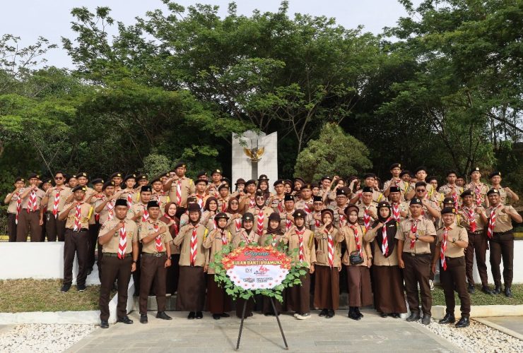 Foto bersama para pengurus dan anggota Kwarcab Pramuka Berau di Taman Makam Pahlawan, Jalan Prapatan, Tanjung Redeb. (Istimewa)