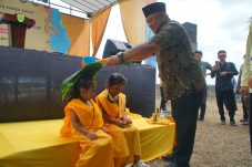 Wakil Bupati Berau, Gamalis, menyiram anak-anak berbaju kuning sebagai simbol memohon keselamatan dan kesejahteraan untuk warga kampung. (Humas)