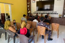 Kepala Kampung Pulau Derawan, Indra Mahardika, saat mengikuti pertemuan klarifikasi pemuda yang menunggangi penyu, Selasa (19/8/2025).