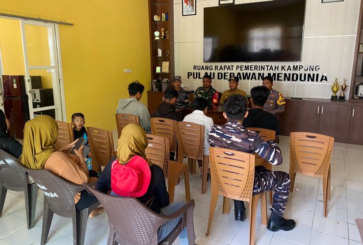Kepala Kampung Pulau Derawan, Indra Mahardika, saat mengikuti pertemuan klarifikasi pemuda yang menunggangi penyu, Selasa (19/8/2025).