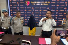Tersangka RAP saat diamankan di Mapolres Berau, Kamis (21/8/2025).