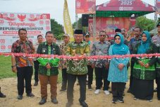 Wakil Bupati Berau, Gamalis, melakukan pengguntingan pita dimulainya Biatan Expo 2025. (Humas)