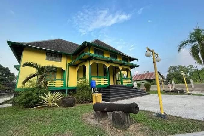 Keraton Sambaliung di Kelurahan Sambaliung.