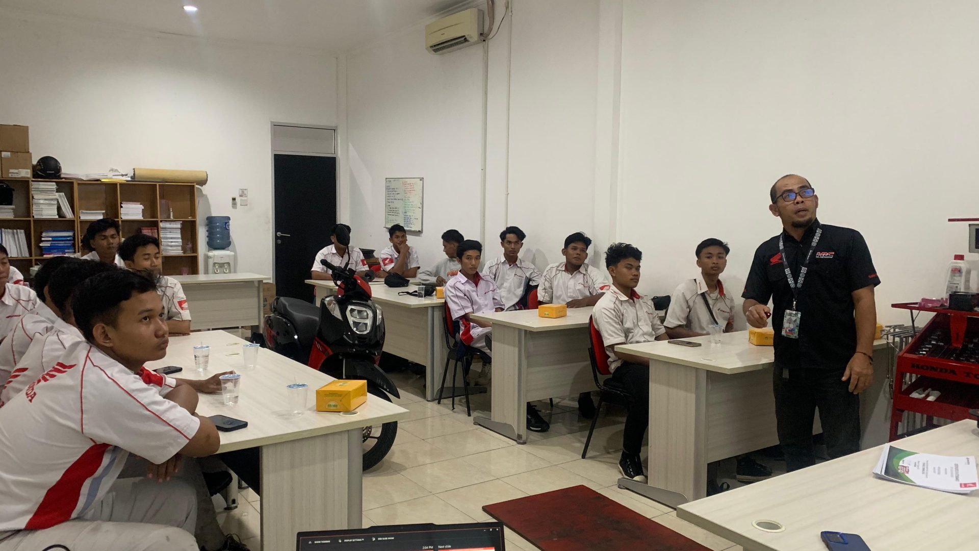 Astra Motor Kaltim 1 Adakan Sertifikasi Mekanik Lulusan SMK Teknik Sepeda Motor binaan AHM