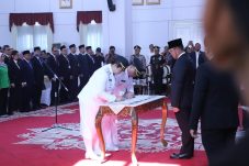 Dilantik Gubernur, Pasangan Angela-Suhuk Resmi Jabat Bupati-Wakil Bupati Mahulu