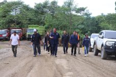 Ekti Imanuel dan PUPR Pantau Progres Proyek Jalan Penghubung Mahakam Ulu