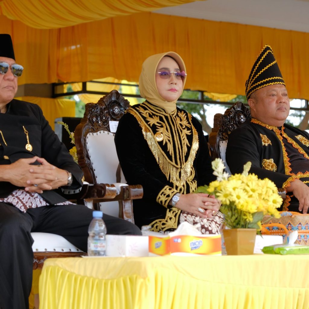 Bupati Berau, Sri Juniarsih, dan Wakil Bupati Gamalis, saat peringatan Hari Jadi ke-72 Kabupaten Berau dan ke-215 Kota Tanjung Redeb di Lapangan Pemuda, Senin (15/9/2025).