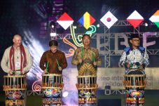 Ekti Imanuel Hadiri Penutupan EBIFF 2025, Apresiasi Kerja Sama Lintas Negara