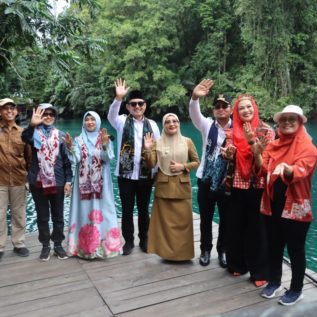 Gubernur Kaltim Rudy Mas'ud dan Wagub Kaltim Seno Aji saat kunjungi Labuan Cermin Berau (Ist)