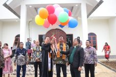 Wujud Komitmen Legislatif, Ekti Imanuel Resmikan Gereja di Kutai Barat