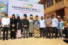 Kunjungi Rest Area di Marangkayu, Hasanuddin Mas’ud Tekankan Pentingnya Dukungan untuk UMKM