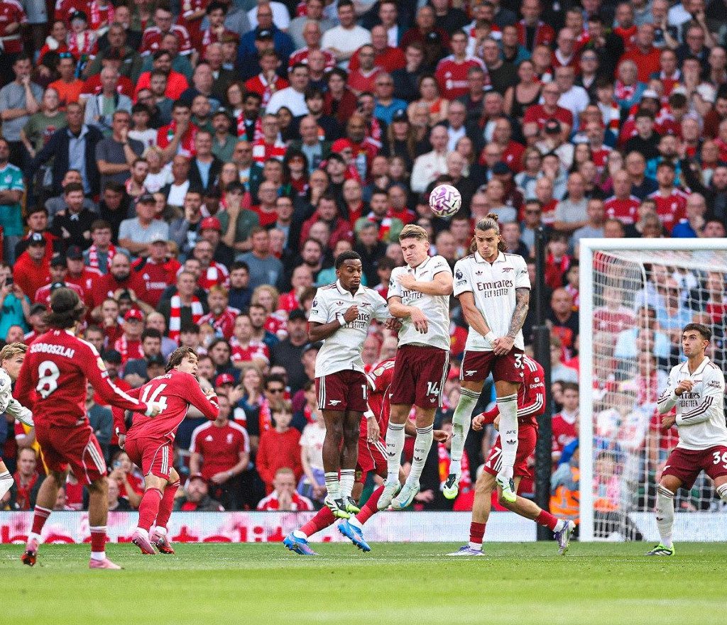 Tendangan bebas Dominik Szoboszlai saat melawan Arsenal