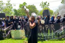 Momen Content Creator Mama Becce Ikut Aksi Demonstrasi di Berau: Kami Tidak Bisa Live