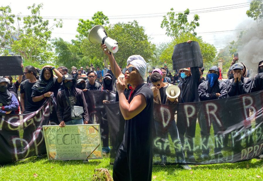 Momen content creator Mama Becce ikut dalam aksi demonstrasi Berau Menggugat