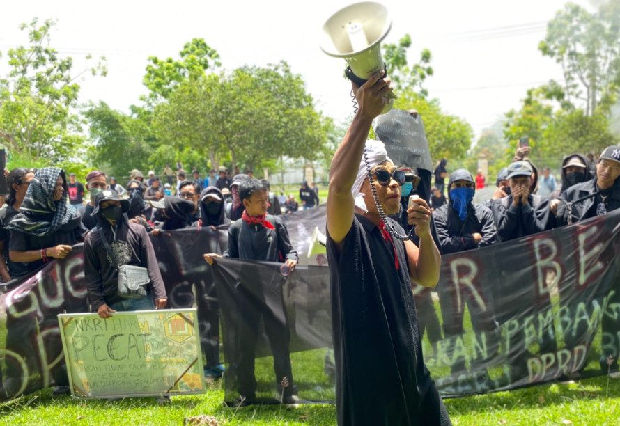 Momen content creator Mama Becce ikut dalam aksi demonstrasi Berau Menggugat