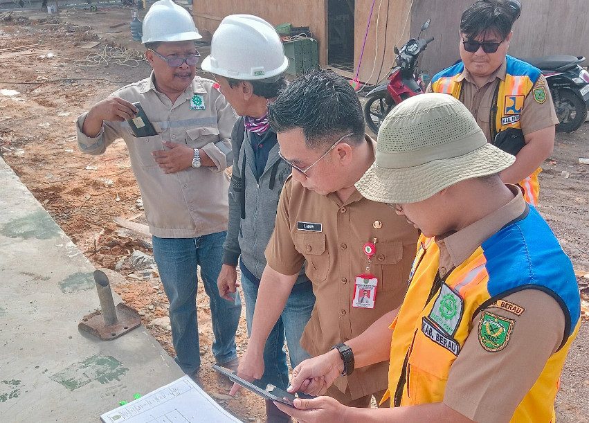 Kepala Disnakertrans Berau, Zulkifli Azhari dan DPUPR saat mengunjungi lokasi BLK