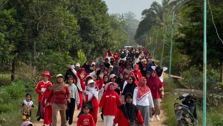Keseruan Jalan Sehat dan Senam Sehat dalam rangka HUT RI di Kampung Tumbit Dayak