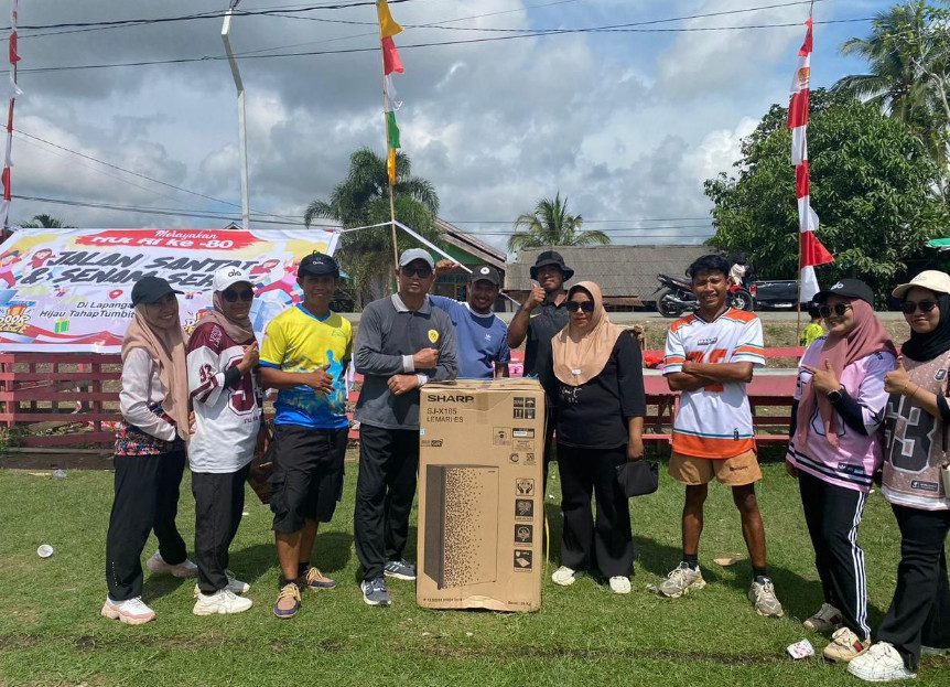 Rayakan HUT RI, Warga Kampung Tumbit Dayak Berau Ikuti Jalan Sehat dan Senam Sehat