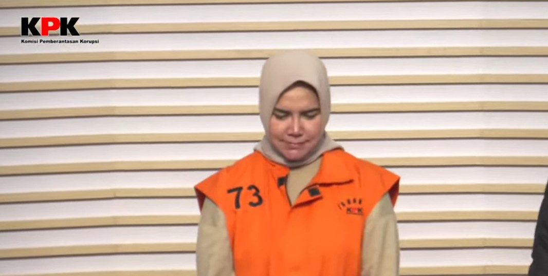 Donna Faroek Pakai Rompi Tahanan KPK, Tersangka Kasus Suap Izin Tambang di Kaltim Resmi Ditahan