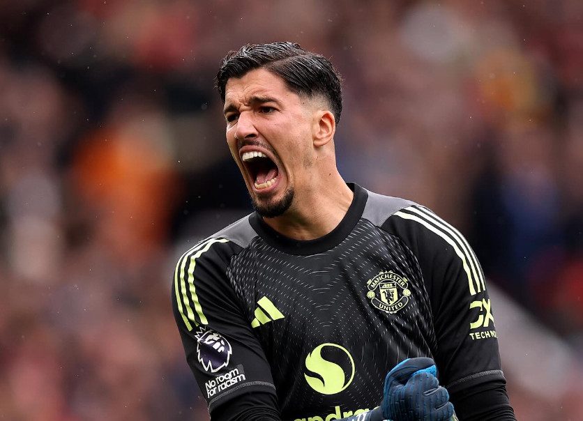 Kiper Manchester United Altay Bayindir