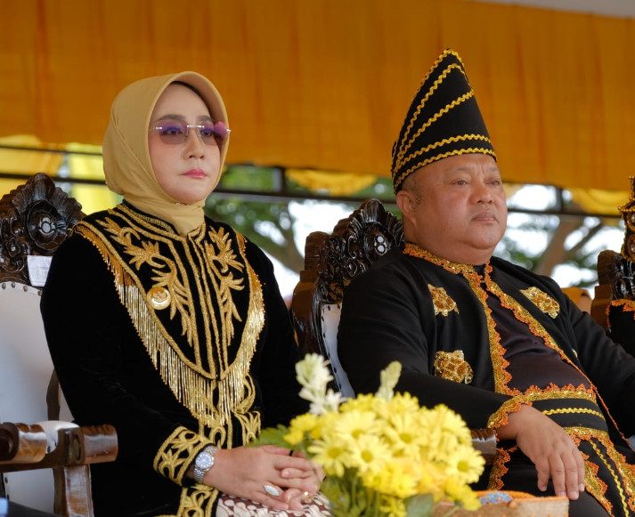 Bupati Sri Juniarsih dan Wabup Gamalis dalam upacara peringatan hari jadi Kabupaten Berau