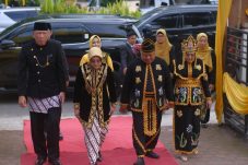 Upacara HUT Berau, Sri Juniarsih Kenakan Pakaian Kesultanan Gunung Tabur-Gamalis Pakai Baju Adat Bajau