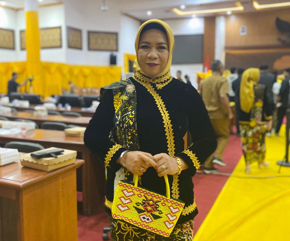 Kepala DPPKBP3A Berau, Rabiatul Islamiah mengenakan pakaian khas Kesultanan Gunung Tabur dan Kesultanan Sambaliung di HUT Berau