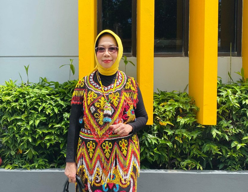 Ketua Komisi I DPRD Berau, Elita Herlina mengenakan pakaian adat khas Dayak Kenyah di HUT Berau