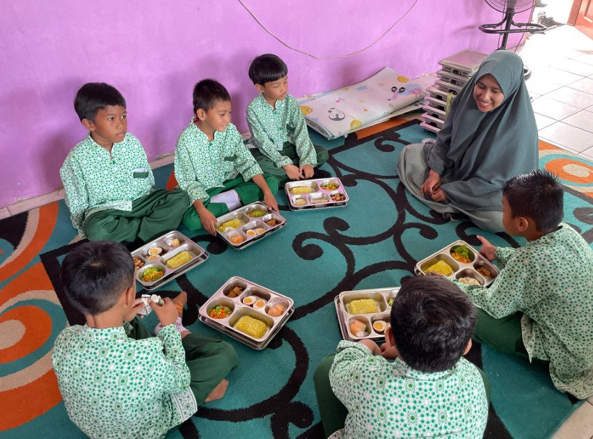 Siswa kelas 2 MI Al-Ihsan saat sedang menikmati MBG