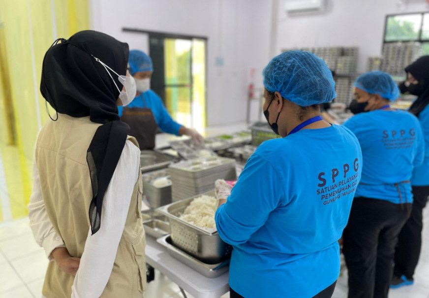 Ahli Gizi di SPPG Gunung Panjang, Musdalifah saat sedang melakukan pengecekan mutu dan kualitas MBG (Nadya Zahira/BT)