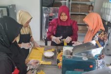 Tingkatkan Nilai Tambah, Diskoperindag Berau Latih Masyarakat Talisayan Olah Jagung jadi Tortila