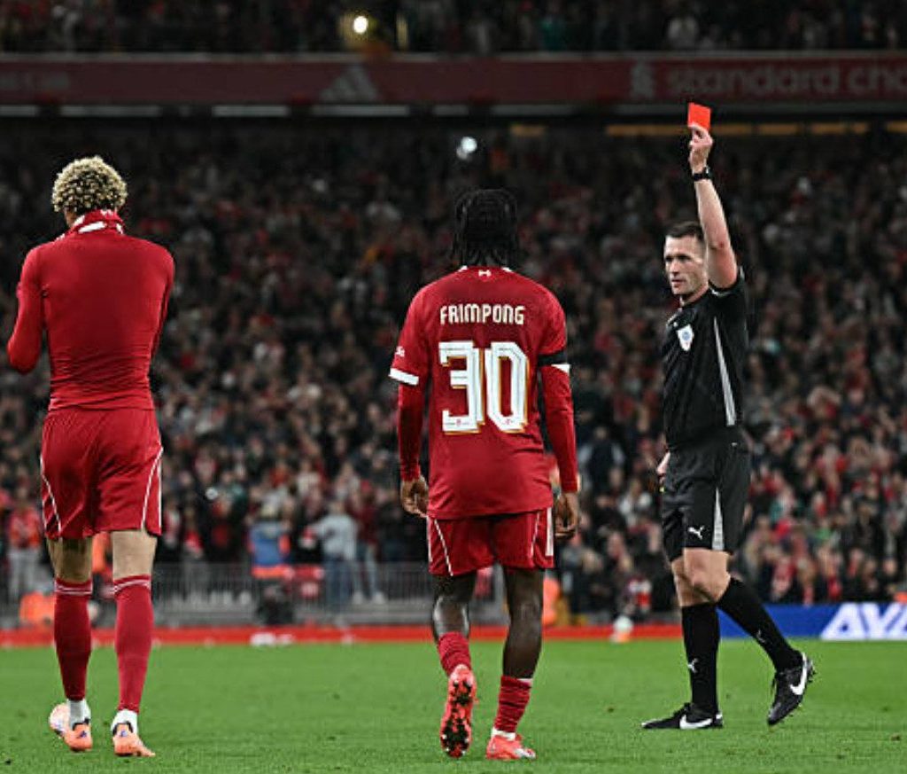 Hugo Ekitike diganjar kartu merah (X/@LFCPhoto)