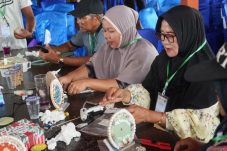Warga Pulau Derawan Dapat Keterampilan Baru, Kerang Disulap Jadi Oleh-Oleh