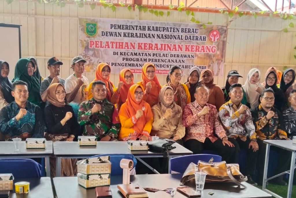 Pelatihan kerajinan kerang dengan peserta warga Pulau Derawan, Berau (Ist)