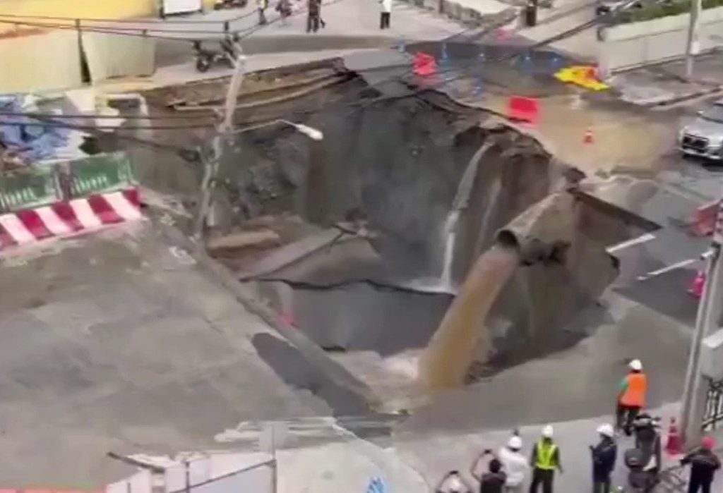 Sebuah sinkhole berukuran besar terjadi di Jalan Samsen, Distrik Dusit, Bangkok, Thailand (X/@ThaiEnquirer)