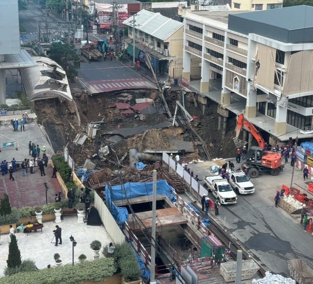 Sebuah sinkhole berukuran besar terjadi di Jalan Samsen, Distrik Dusit, Bangkok, Thailand (X/@ThaiEnquirer)