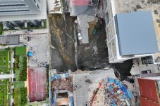 Ngeri! Sinkhole Besar Menganga di Jalan Bangkok Thailand, Ternyata Ini Penyebabnya