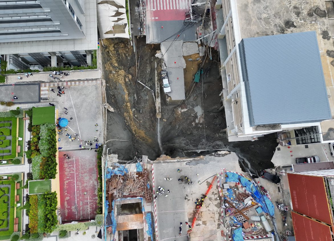 Ngeri! Sinkhole Besar Menganga di Jalan Bangkok Thailand, Ternyata Ini Penyebabnya
