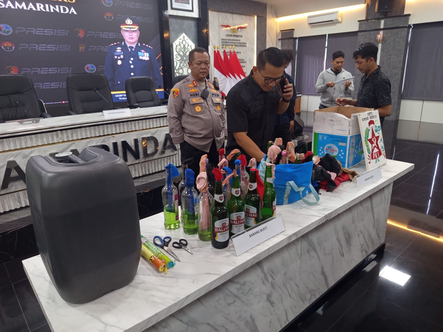 Diduga untuk Aksi Hari Ini, Polisi Amankan Puluhan Bom Molotov di Kampus Unmul