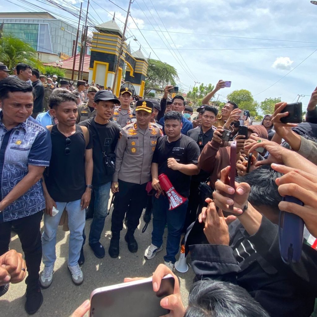 Ketua DPRD Berau, Dedy Okto Nooryanto, bersama para peserta aksi demonstrasi di depan Kantor DPRD Berau, Senin (1/9/2025). (Sulaiman/BT)