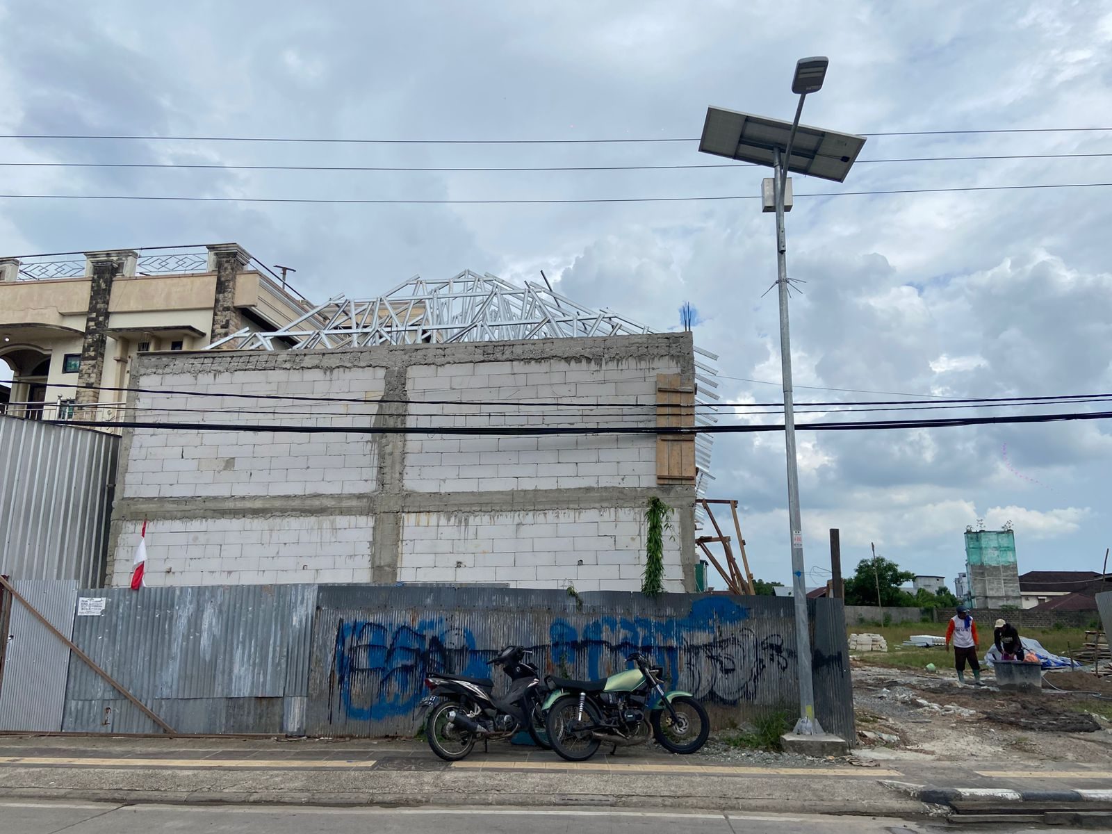 Akibat Plat Baja Ringan Kena Kabel Tegangan Tinggi, Tukang Bangunan di Tanjung Redeb Tersetrum dan Dilarikan ke Rumah Sakit