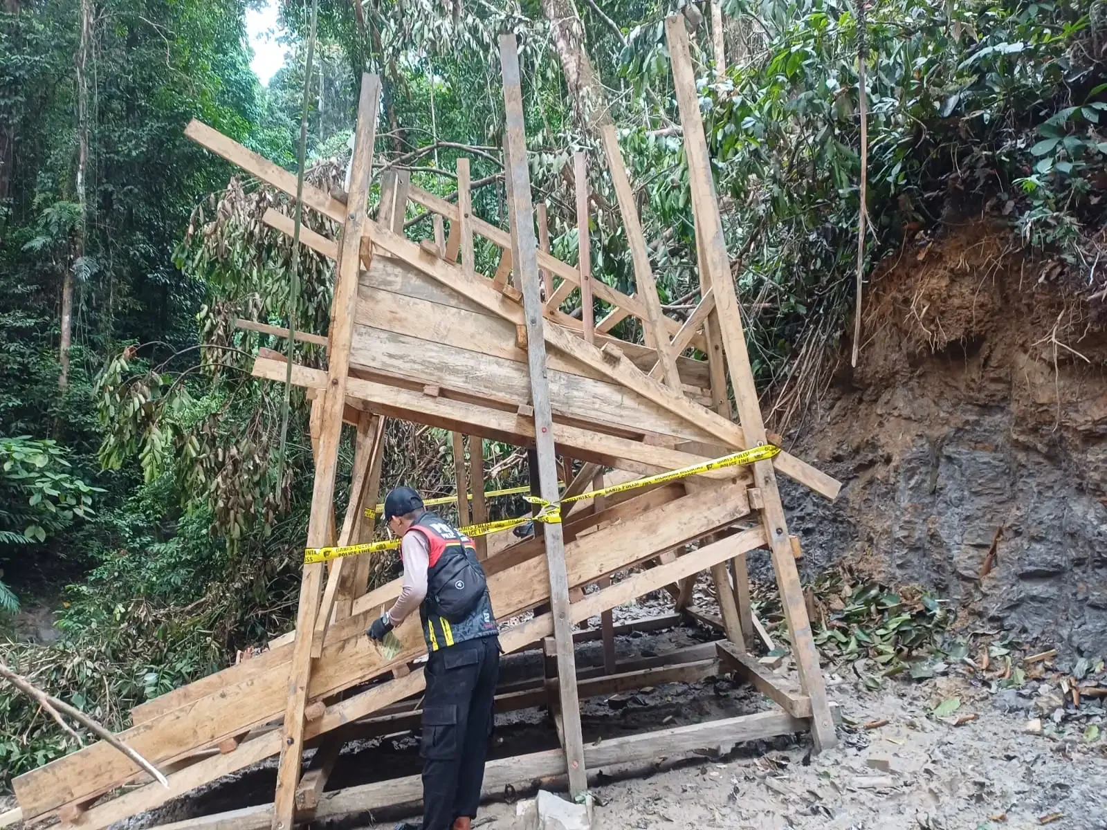Hentikan Tambang Emas Ilegal, Polsek Tabang Sita Dua Excavator dan Amankan 8 Orang