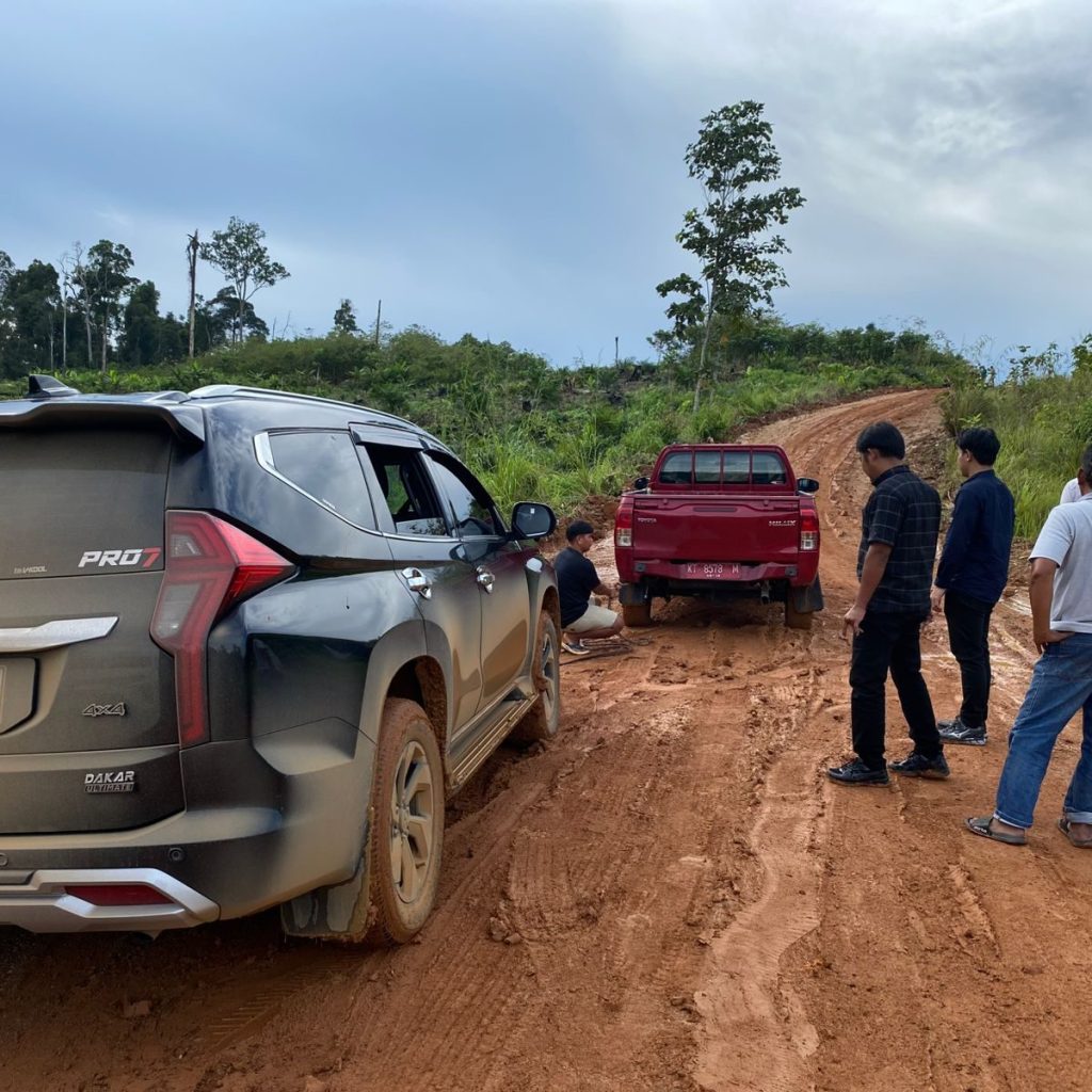 Jalan tanah kuning yang licin setelah diguyur hujan membuatnya sulit dilalui ketika hendak menuju Kampung Merabu, Kecamatan Kelay. (Sulaiman/BT)
