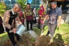 Lewat Aksi Tanam Pohon, Dispusip Berau Resmi Luncurkan Gerakan Literasi Hijau