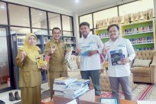 PLTU Teluk Bayur Sumbang 100 Buku Teknik ke Perpustakaan Daerah Berau