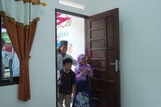 Dulu Gelap dan Rapuh, Kini Rumah Ali Imron Terang Berkat PLN UID Kaltimra